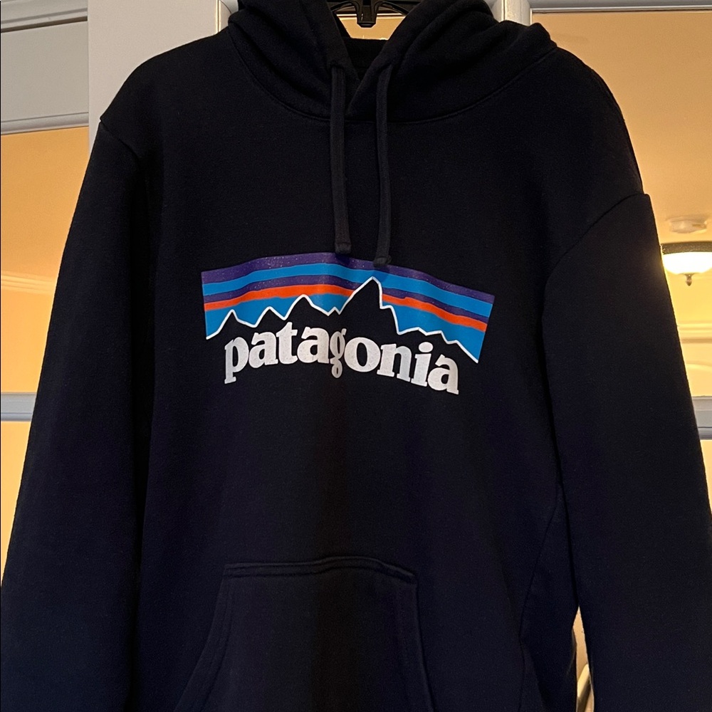 Patagonia Women’s Small Men’s XS Dark Navy Hoodie with Multicolor Logo